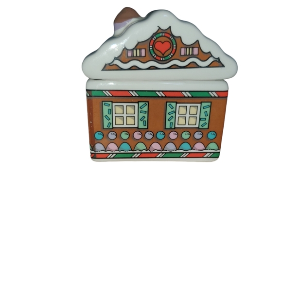 The cutest vintage gingerbread house salt and pepper set - Picture 2 of 3